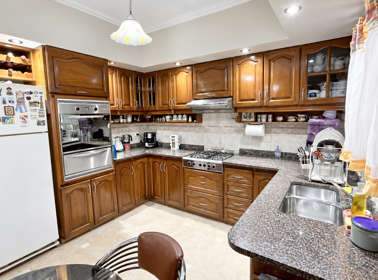 Cocina actual con muebles de madera